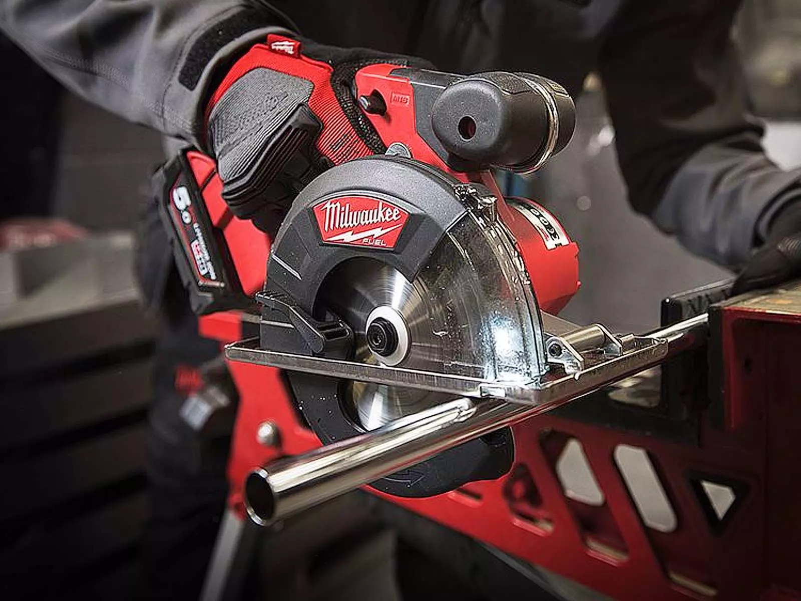 Máy Cắt Kim Loại Milwaukee M18 FMCS-0X Lưỡi 150mm Cắt ống 57mm