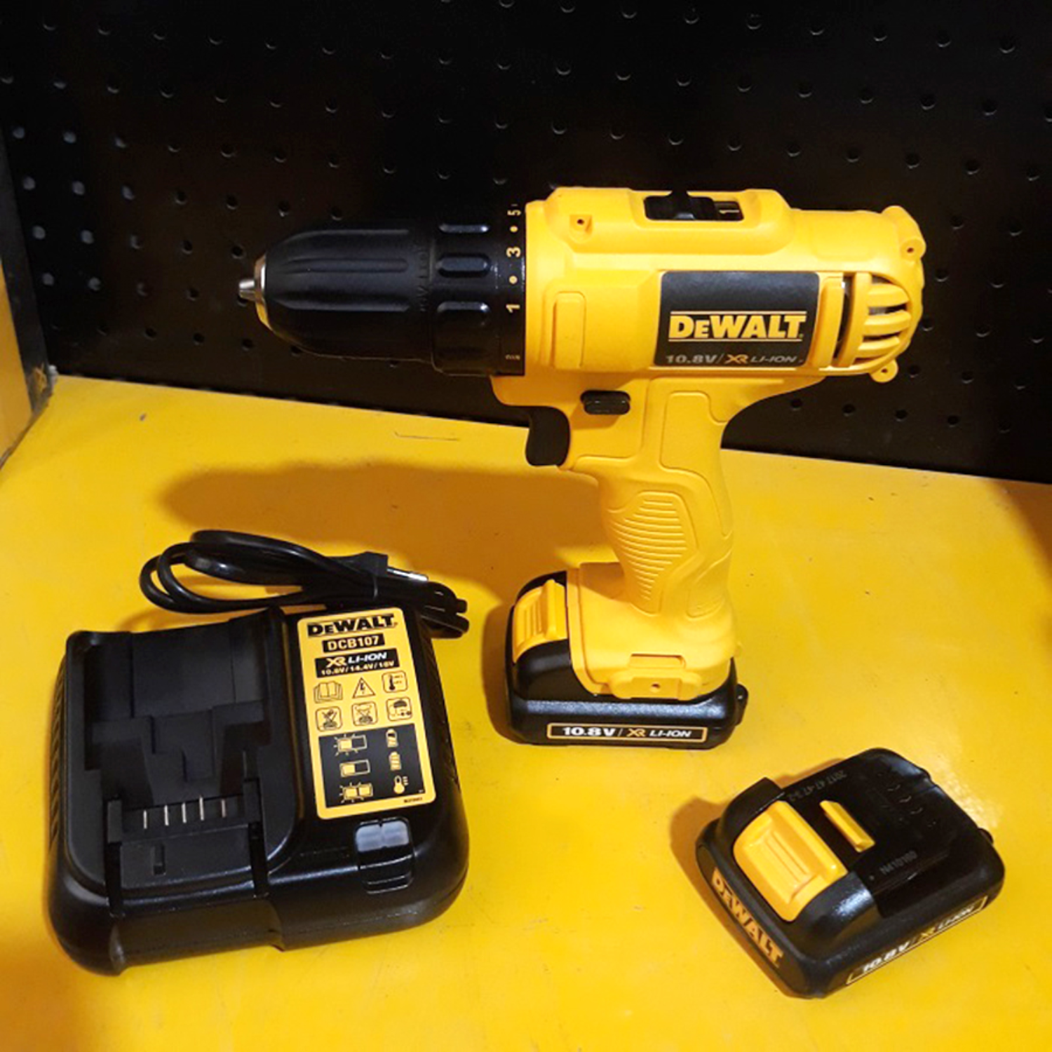 Máy Khoan Vặn Vít Pin Dewalt DCD700C1-B1 10.8V, Tốc độ 1500 v/p, Chính Hãng