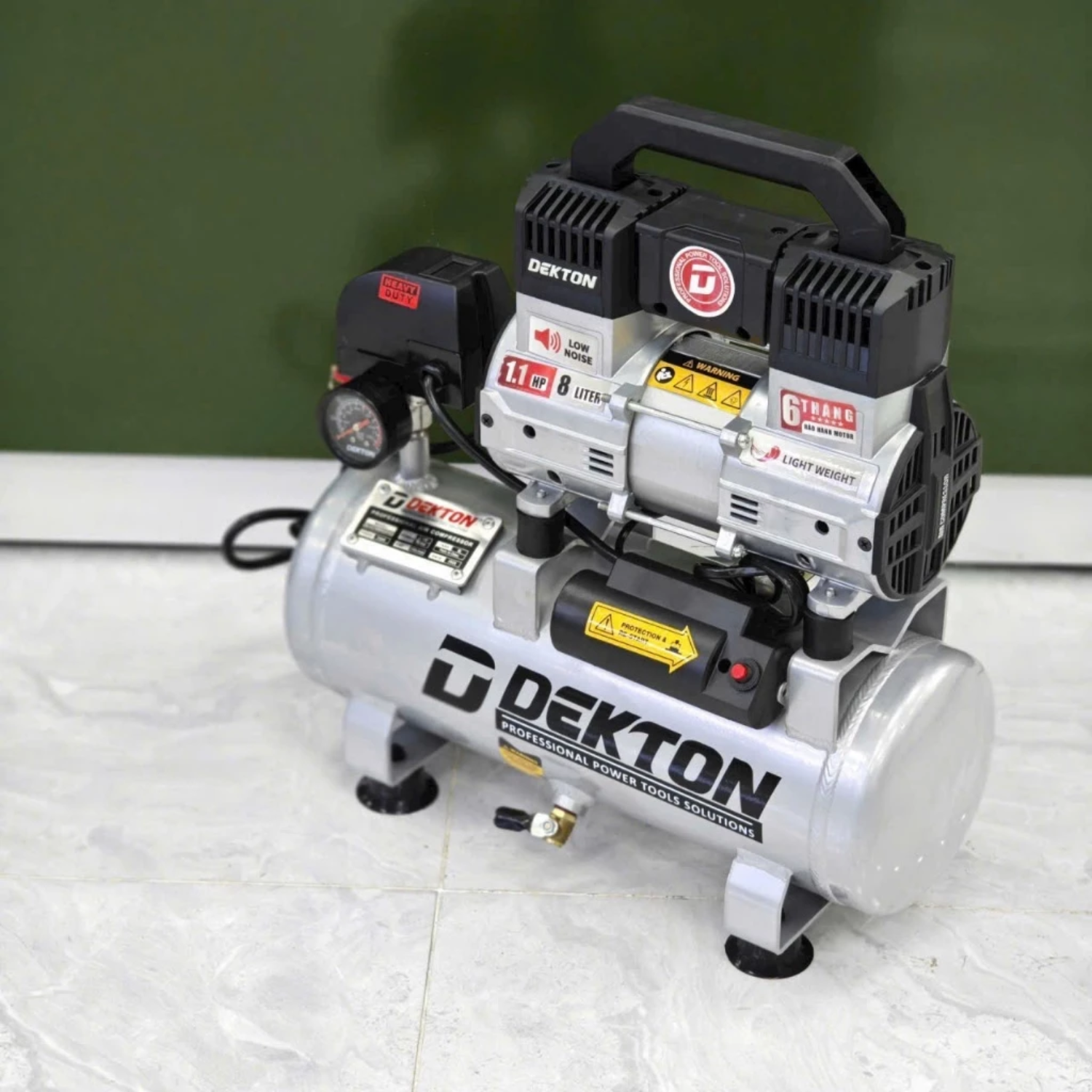 Máy Nén Khí Không Dầu 8L Dekton DK-AC2908PROMAX Bình Nhôm 1.1Hp