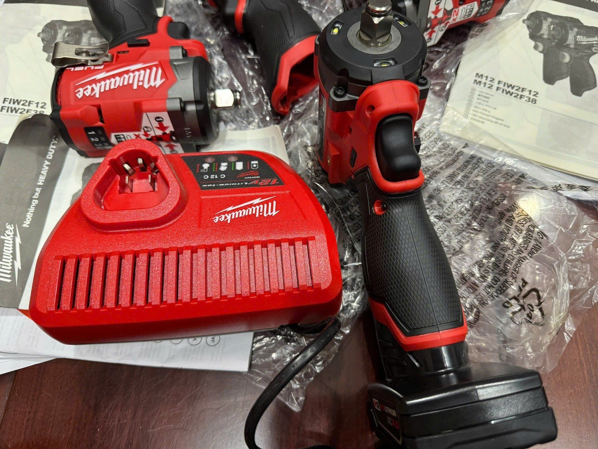 Máy Siết Bu Lông Dùng Pin 12V Milwaukee M12 FIW2F12-0C Mô-men Lớn, Nhẹ 990g