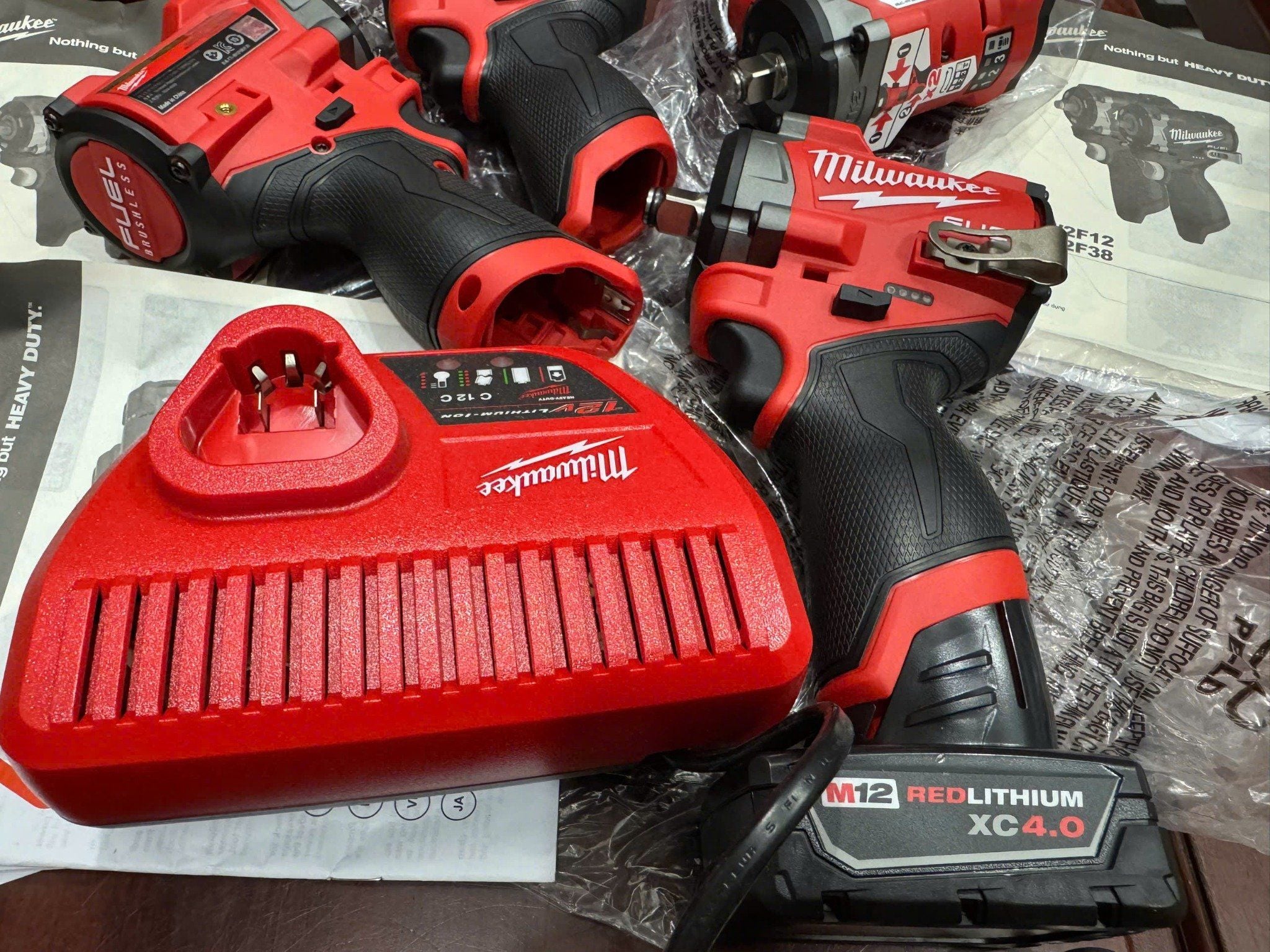 Máy Siết Bu Lông Dùng Pin 12V Milwaukee M12 FIW2F12-0C Mô-men Lớn, Nhẹ 990g