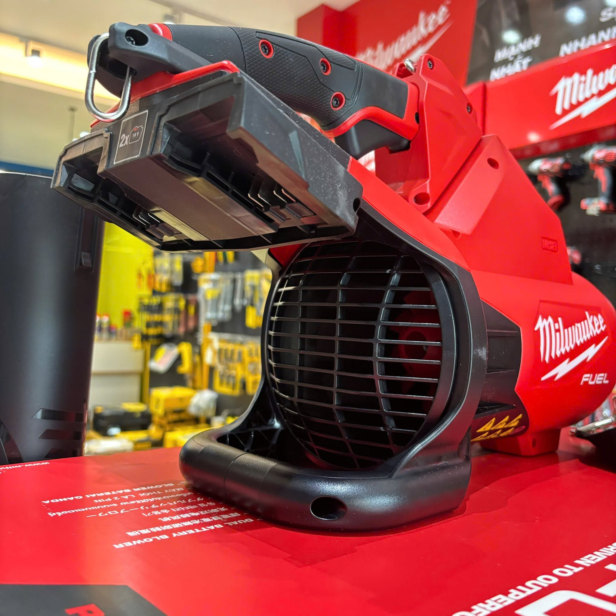 Máy Thổi Lá 2 Pin Milwaukee M18 F2BL-0 - Lực Thổi 17.7N, Tốc độ 233km/h