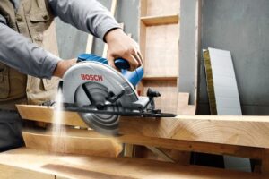 M&aacute;y cưa gỗ chạy điện Bosch GKS 235