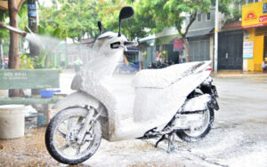 Tần suất rửa xe phụ thuộc v&agrave;o m&ocirc;i trường v&agrave; điều kiện sử dụng xe