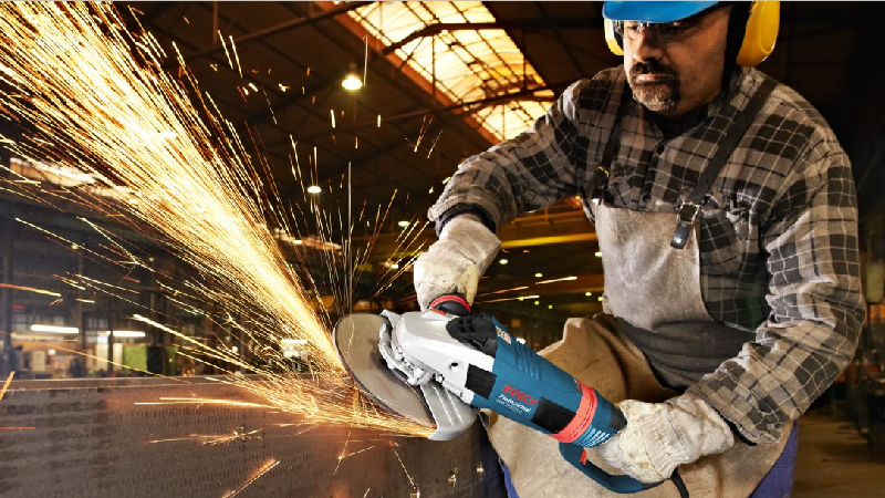 Máy cắt gạch bằng điện là dòng máy sử dụng nguồn điện để vận hành